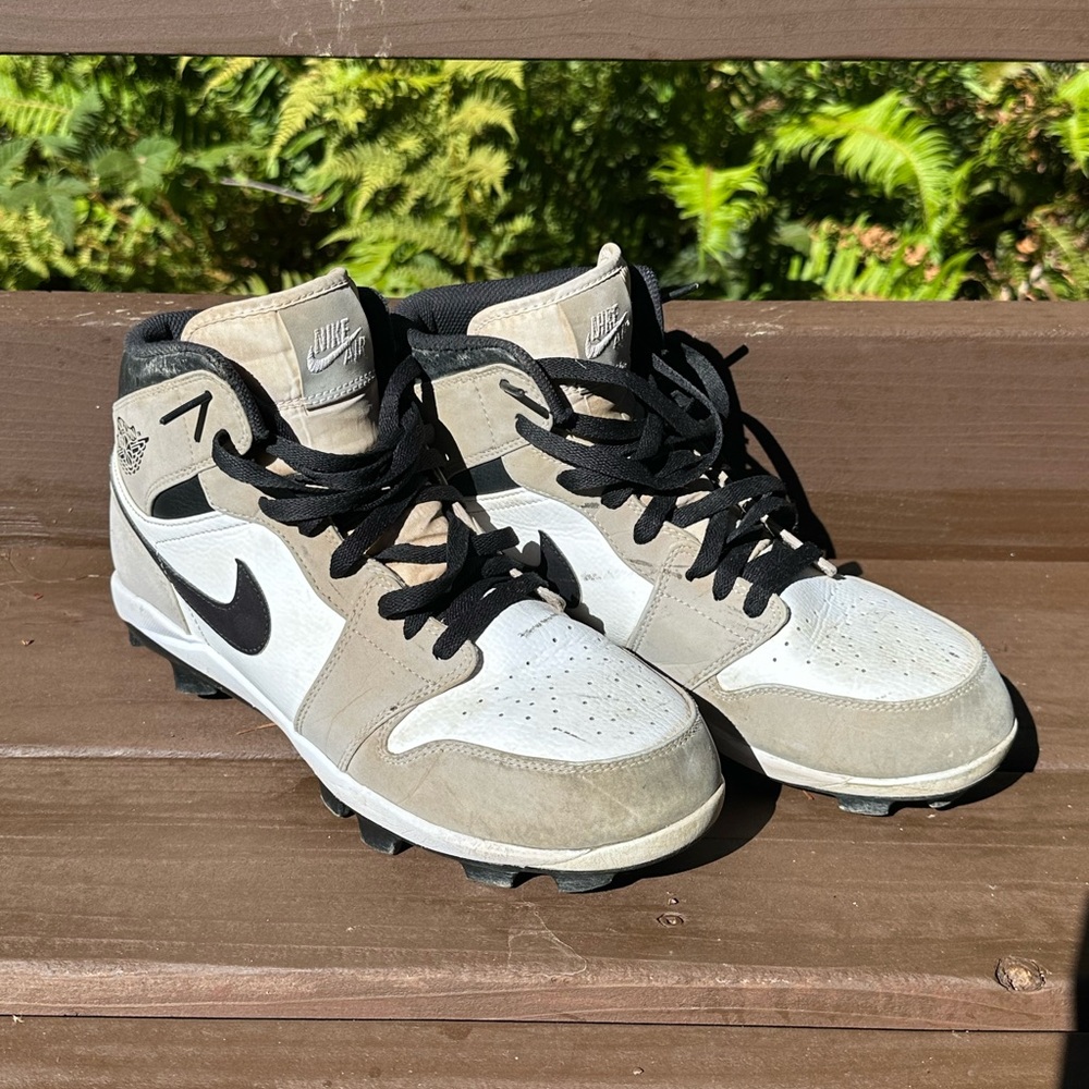 Nike men’s size 10 air Jordan baseball cleats